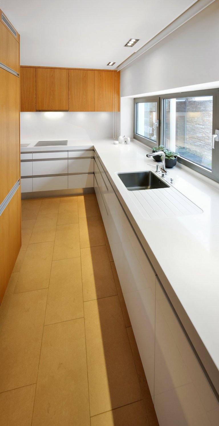 Něco pro ty, kteří mají rádi lad a pořádek! V této prosvětlené kuchyni se střídají prvky z lakovaného dubového dřeva a bílého lamina&nbsp;&ndash; to vše ve…