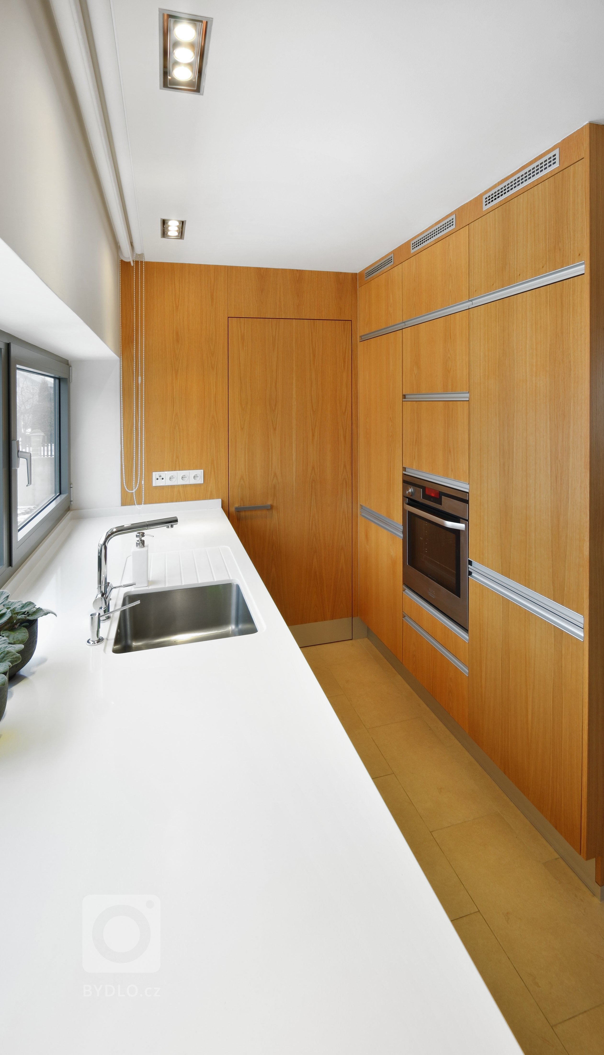 Něco pro ty, kteří mají rádi lad a pořádek! V této prosvětlené kuchyni se střídají prvky z lakovaného dubového dřeva a bílého lamina&nbsp;&ndash; to vše ve…