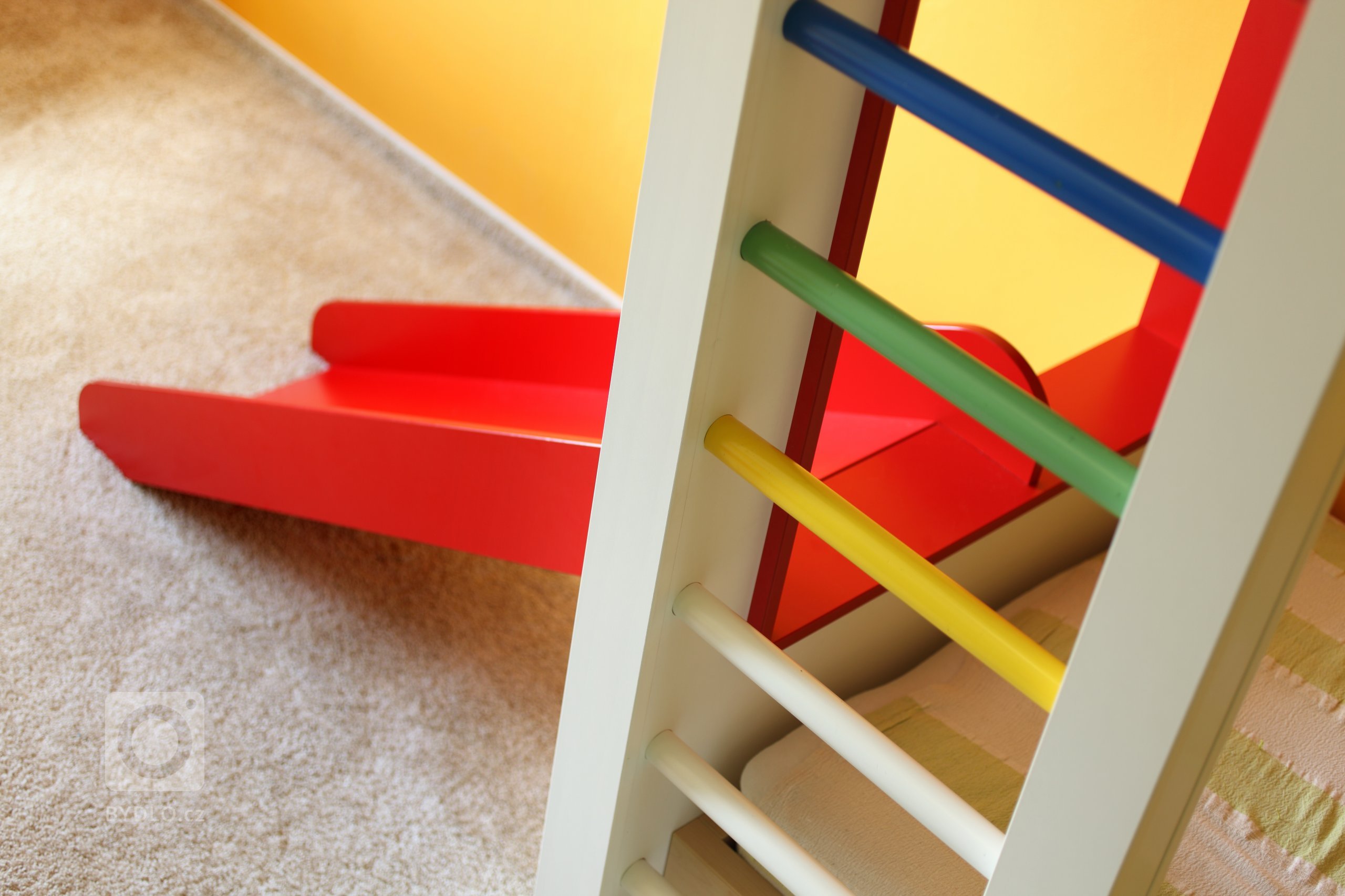 Barvy, hračky, prolézačky &ndash; zkrátka vše, co každé dítko ve svém pokoji potřebuje. Nejzábavnější součástí výbavy je tu určitě obložení postele, které…