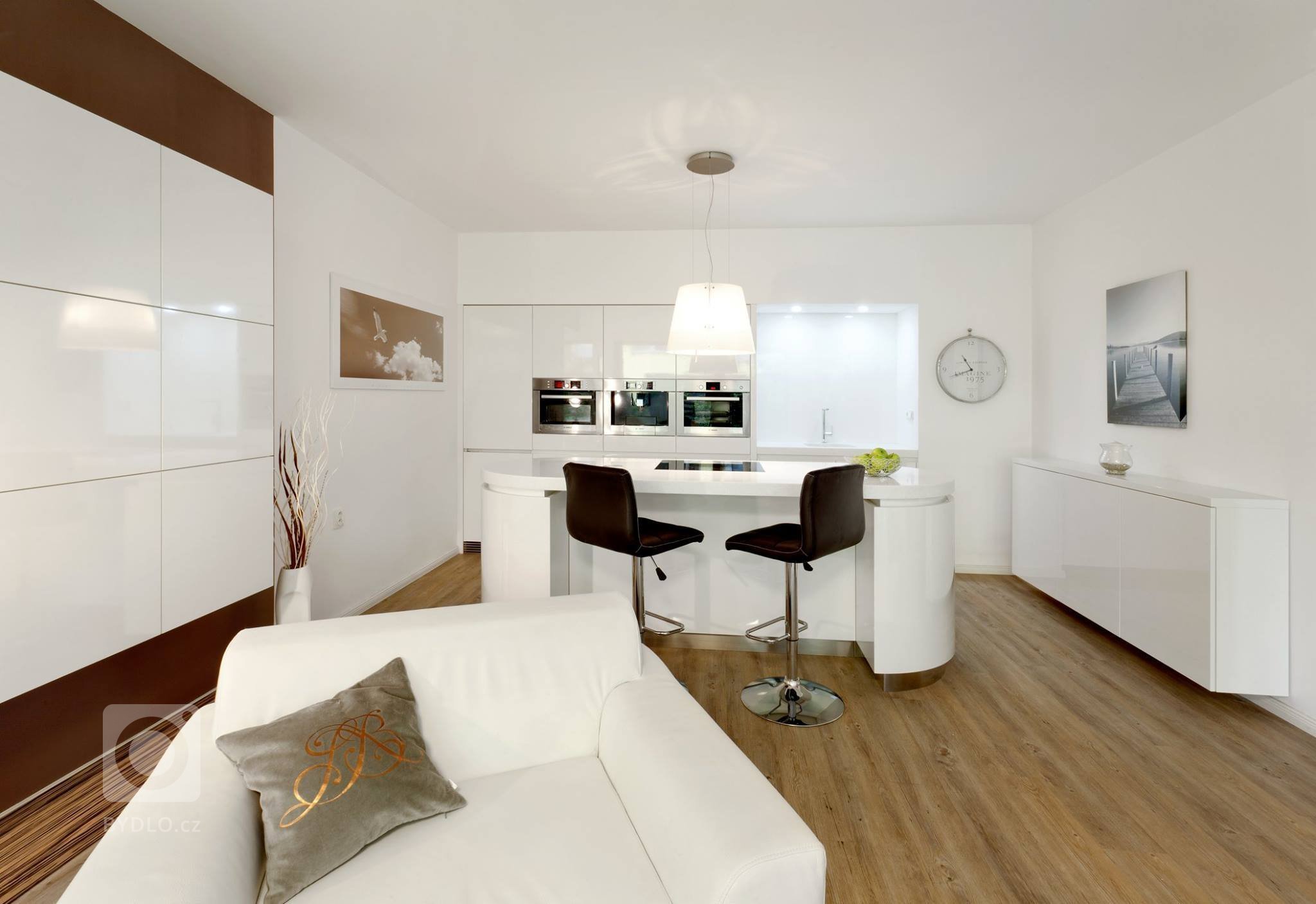 Téměř nenápadný přechod z obývacího pokoje do kuchyně, který nám ve skutečnosti dal pořádně zabrat. I přes omezení menších prostor bytu jsme však nakonec…