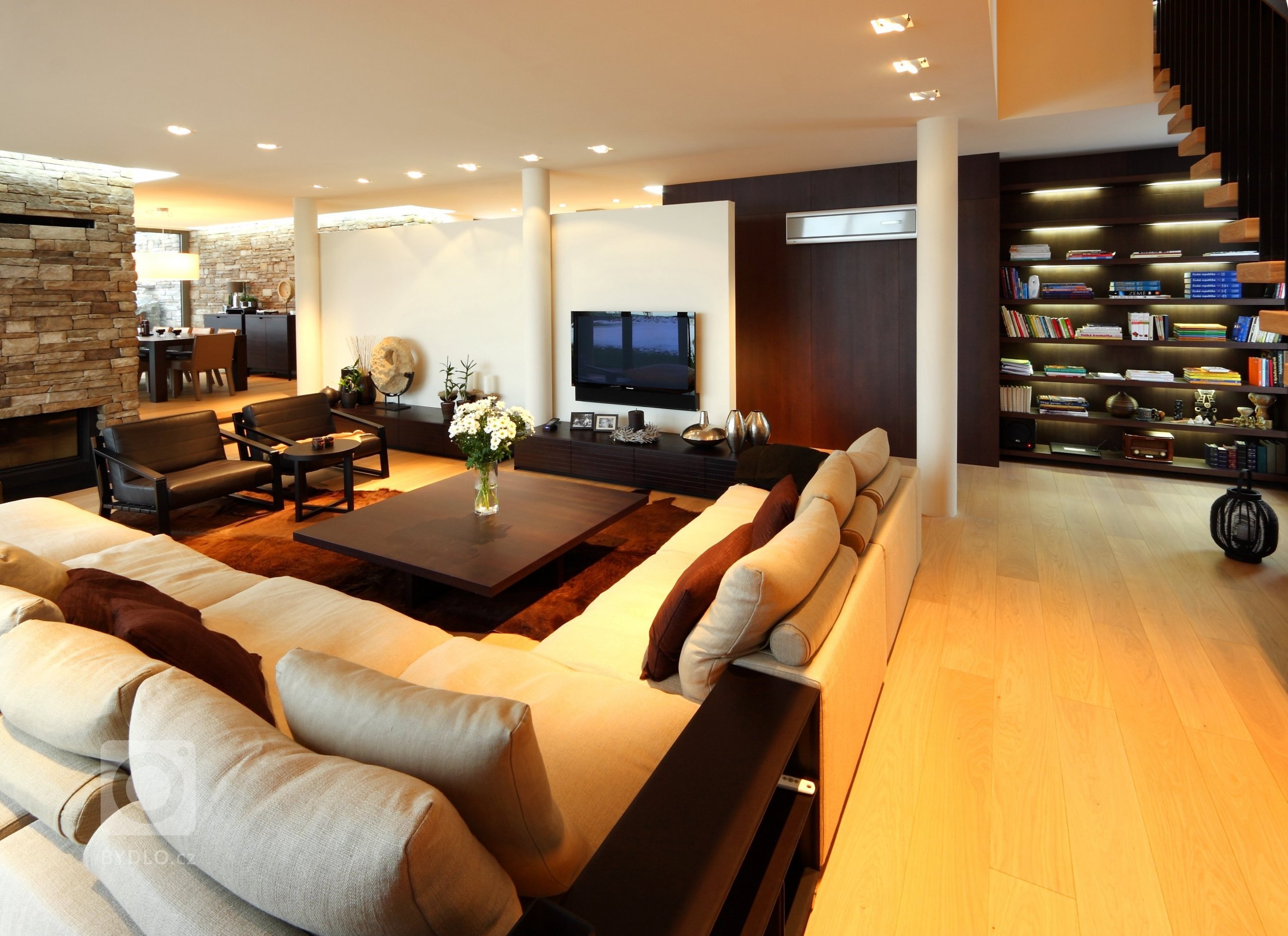 Prostorná a impozantní kuchyň s ostrůvkem, plná odvážných hran a kontrastů. Lakované povrchy střídají tmavou barvu s bílou a podtrhují tak její minimalistický…