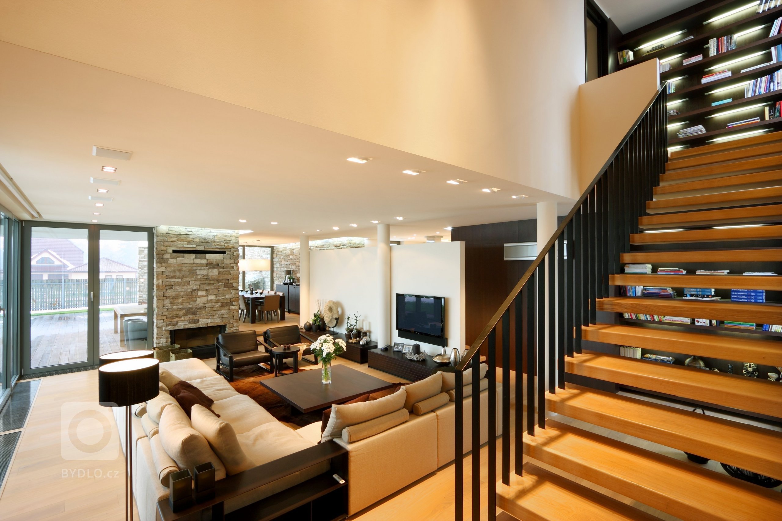 Prostorná a impozantní kuchyň s ostrůvkem, plná odvážných hran a kontrastů. Lakované povrchy střídají tmavou barvu s bílou a podtrhují tak její minimalistický…