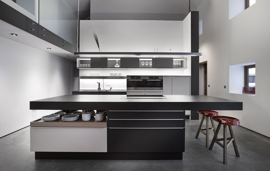 Co do barev je kuchyňská zóna řešena minimalisticky.