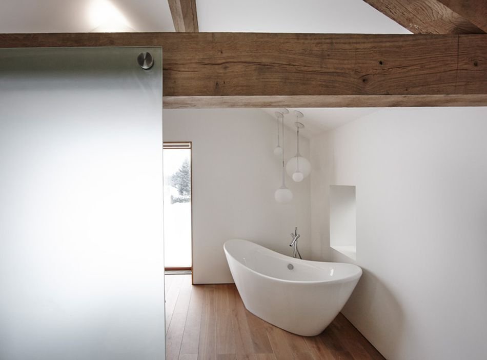 Minimum nábytku a bílá barva zajistí, že koupelna působí vzdušně.