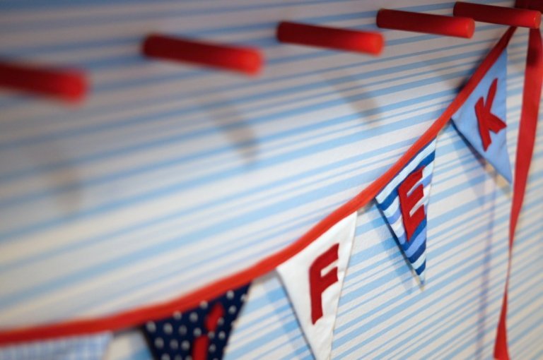 Herna pro malého chlapečka v námořnickém&nbsp;stylu byla rovněž již částečně zařízena, ale chtělo to barevně i stylově vyladit, aby prostor jednak sloužil…