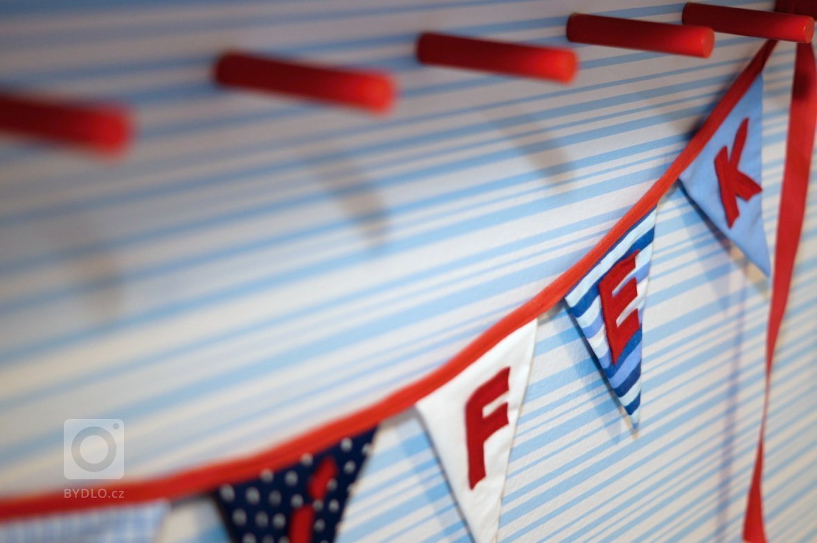 Herna pro malého chlapečka v námořnickém&nbsp;stylu byla rovněž již částečně zařízena, ale chtělo to barevně i stylově vyladit, aby prostor jednak sloužil…