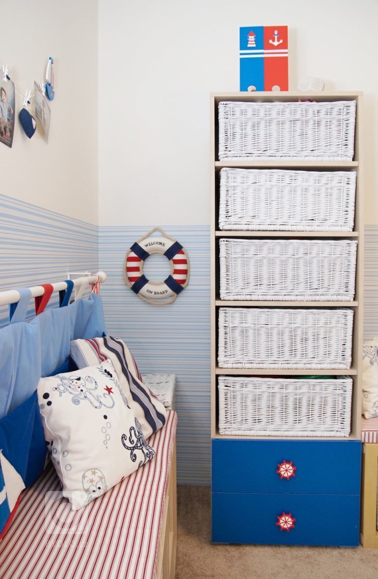 Herna pro malého chlapečka v námořnickém&nbsp;stylu byla rovněž již částečně zařízena, ale chtělo to barevně i stylově vyladit, aby prostor jednak sloužil…