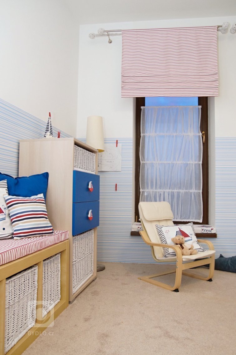 Herna pro malého chlapečka v námořnickém&nbsp;stylu byla rovněž již částečně zařízena, ale chtělo to barevně i stylově vyladit, aby prostor jednak sloužil…
