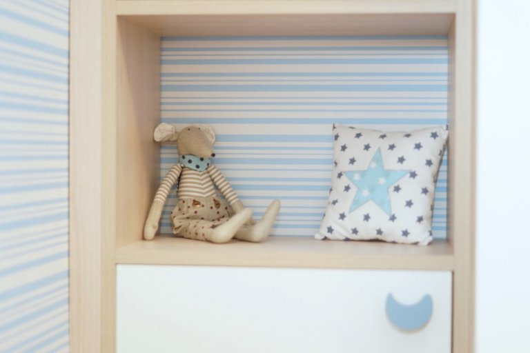 Herna pro malého chlapečka v námořnickém&nbsp;stylu byla rovněž již částečně zařízena, ale chtělo to barevně i stylově vyladit, aby prostor jednak sloužil…