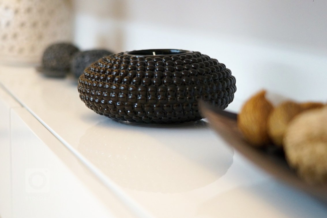 Tento obývací pokoj prošel redesignem,&nbsp; tedy část zařízení zůstala původní a část byla nově vyrobena namíru. Celkově byl interier barevně a materiálově…