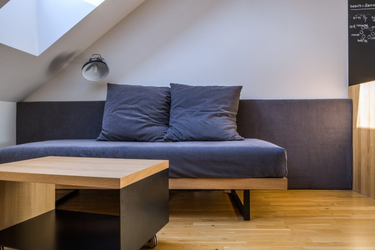 Investorka koupila mezonetový byt o&nbsp;výměře cca 72 m&sup2; a sama provedla částečnou rekonstrukci. My jsme dostali za úkol vytvořit obývací prostor s&nbsp…