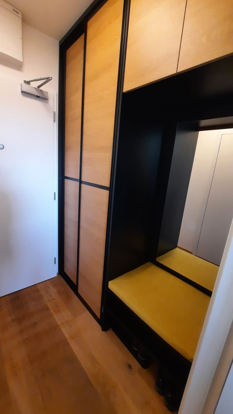 Malá předsíňka s nábytkem na míru.