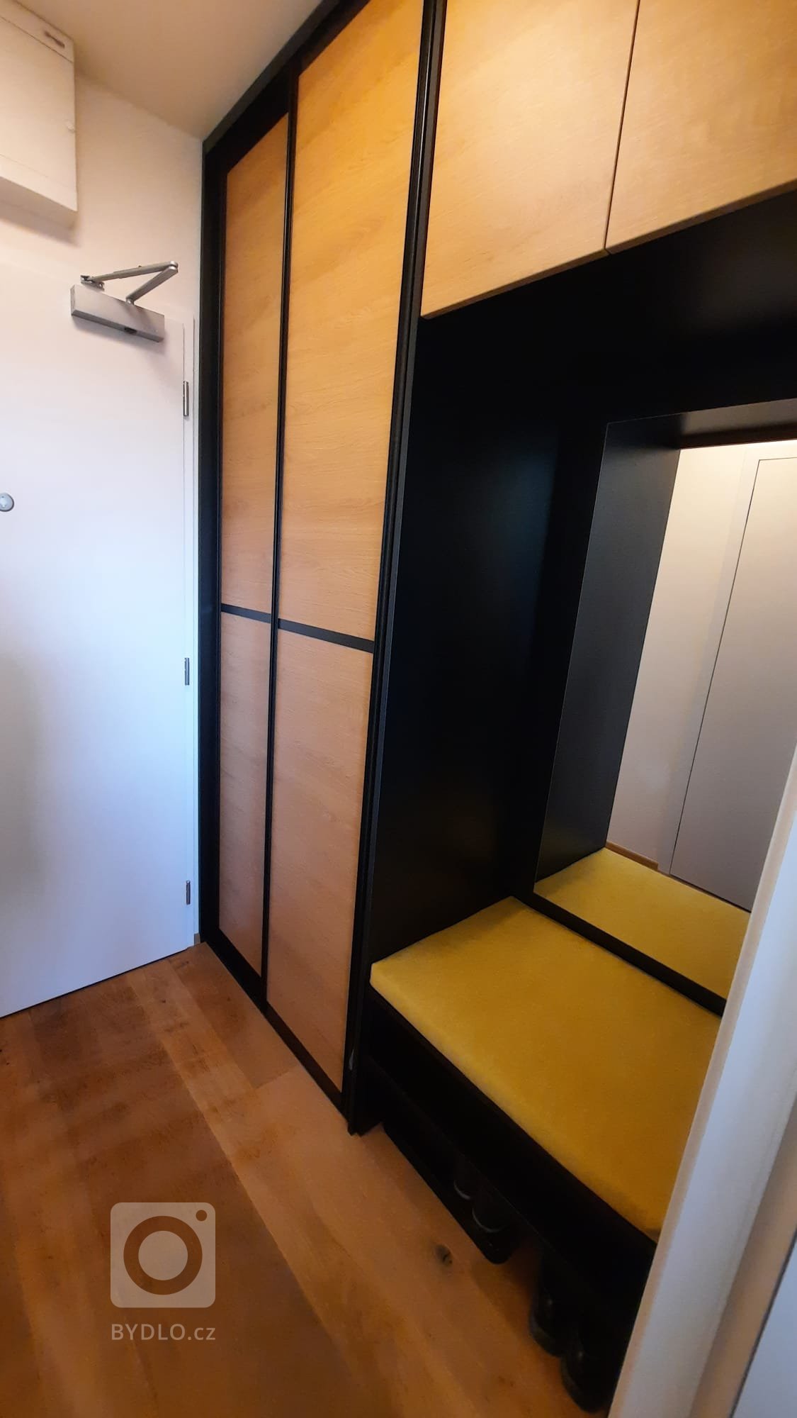 Malá předsíňka s nábytkem na míru.