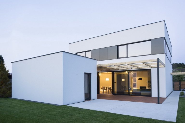 Novostavba rodinného domu v městské zástavbě, pozemek 450m2.
