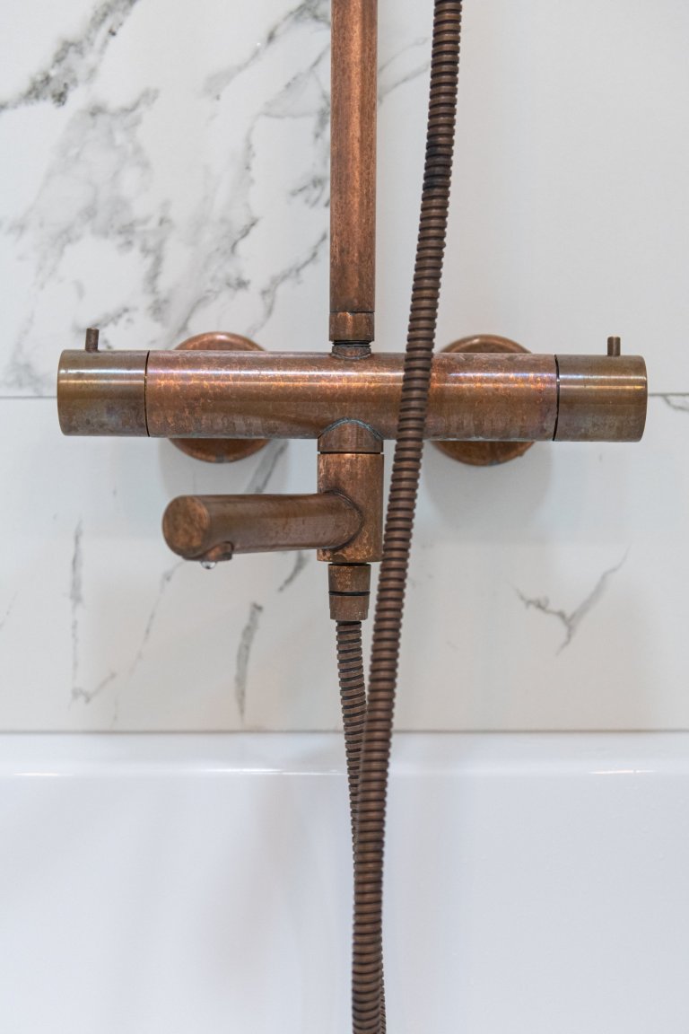 Od mladé rodiny jsme dostali zadání na rekonstrukci bytu. Maximálně otevřít prostor bytu. Vytvořit pocit vzdušného, světlého bytu s&nbsp;krásnou dřevěnou…