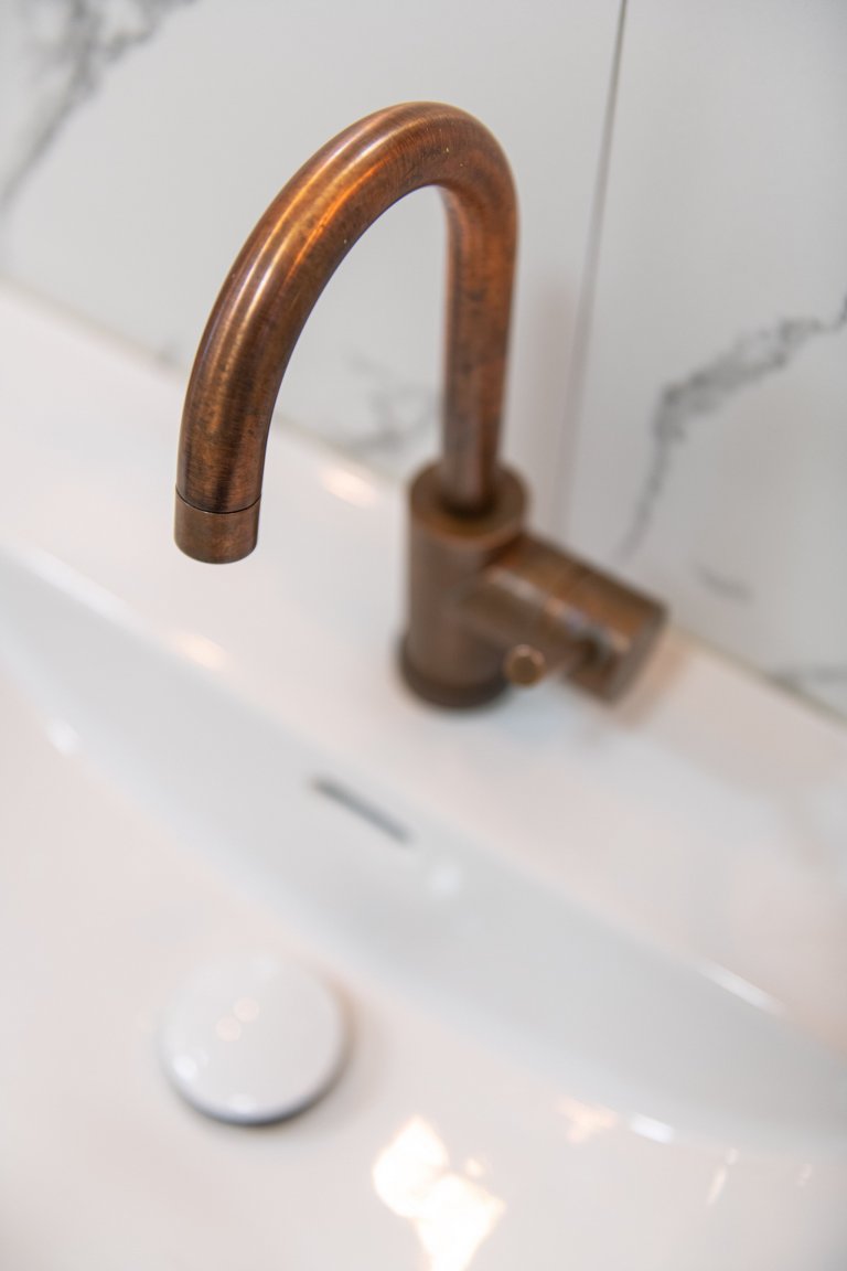 Od mladé rodiny jsme dostali zadání na rekonstrukci bytu. Maximálně otevřít prostor bytu. Vytvořit pocit vzdušného, světlého bytu s&nbsp;krásnou dřevěnou…