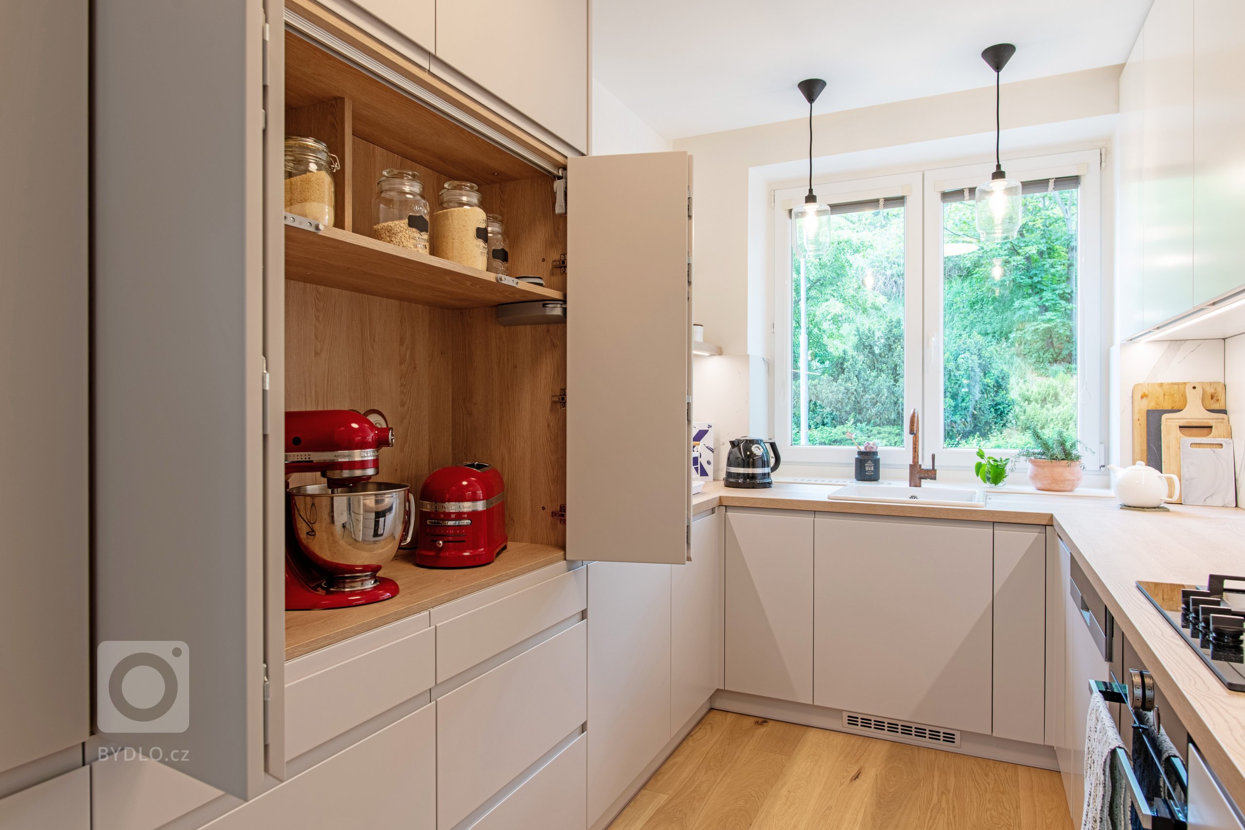 kuchyně - úložný prostor na spotřebiče