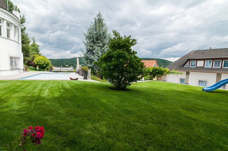 Residenční zahrada s bazénem u vily ve Zbraslavi