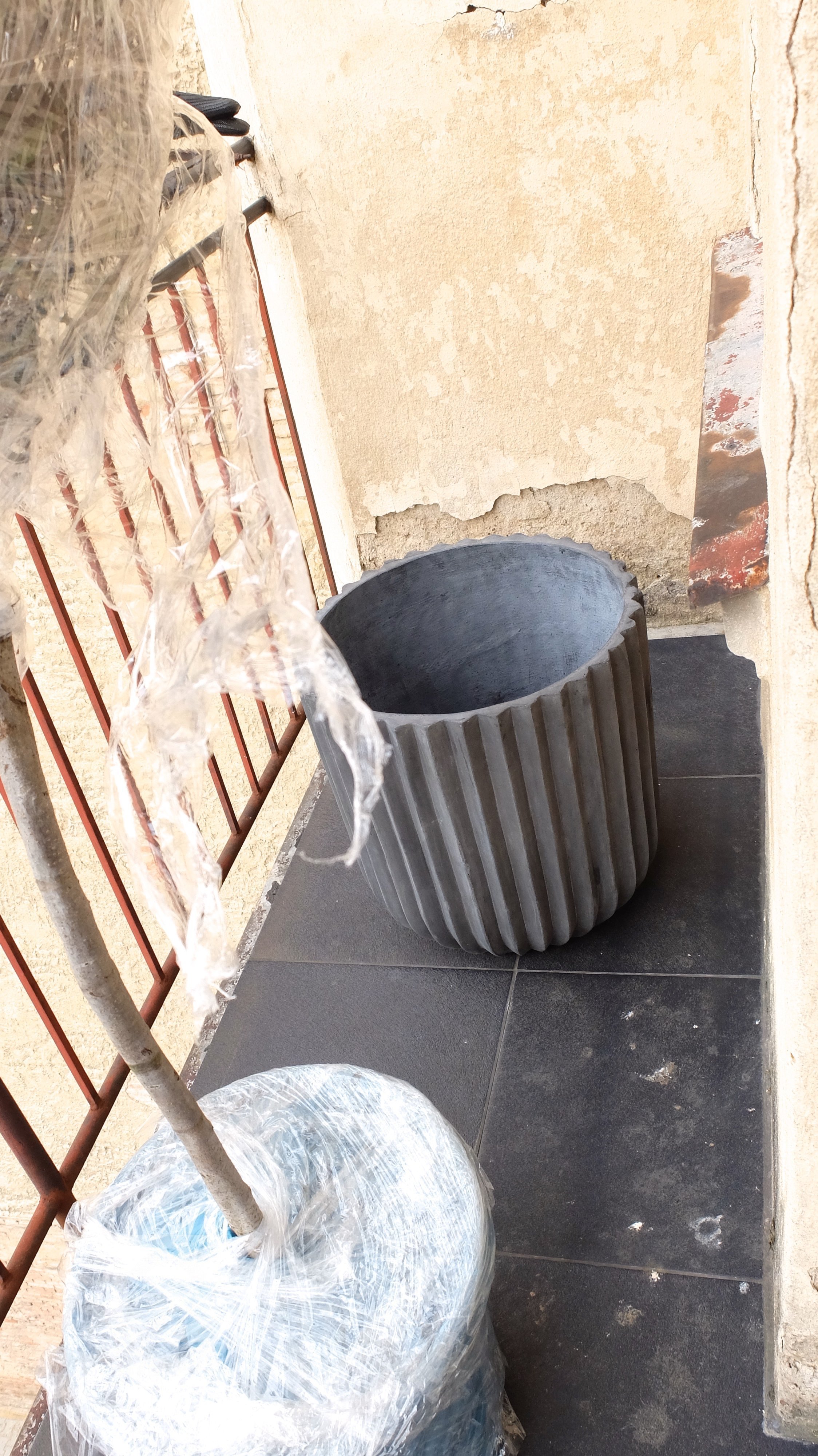 Starý malý balkonek, který si majitel přál zůtulnit
