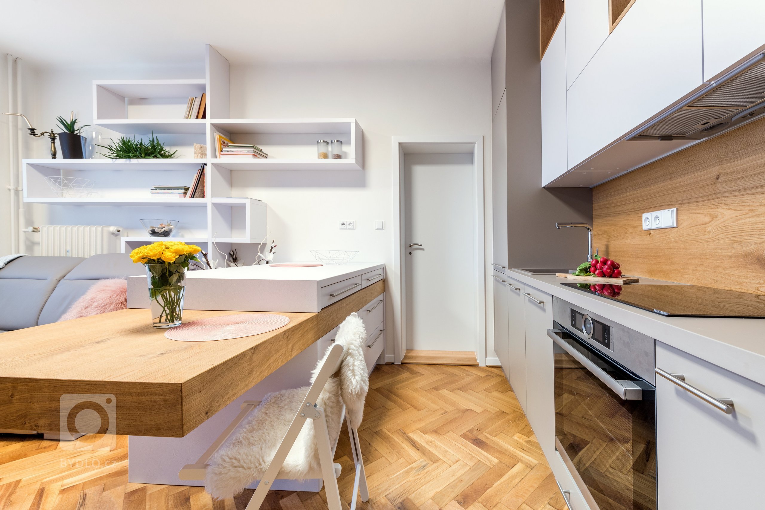 Garsonka pro mladou slečnu se po rekonstrukci posunula do jiného světa

&nbsp;
