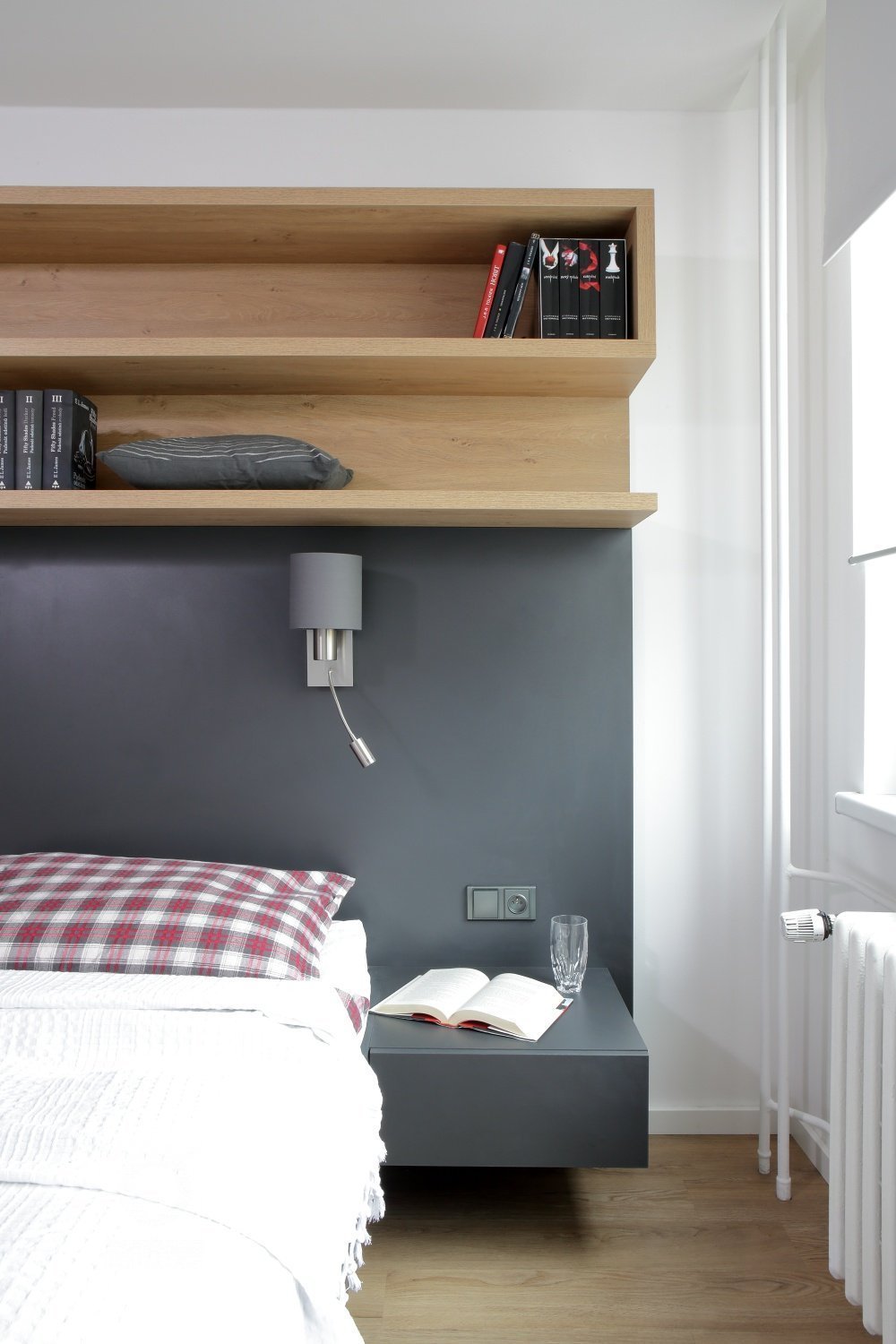 Ze dvou bytů jeden

Interiér panelového bytu s&nbsp;takto velkorysou dispozicí se podařilo vytvořit propojením dvou sousedících bytových jednotek. Majiteli…