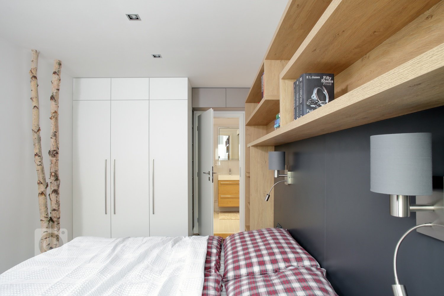 Ze dvou bytů jeden

Interiér panelového bytu s&nbsp;takto velkorysou dispozicí se podařilo vytvořit propojením dvou sousedících bytových jednotek. Majiteli…