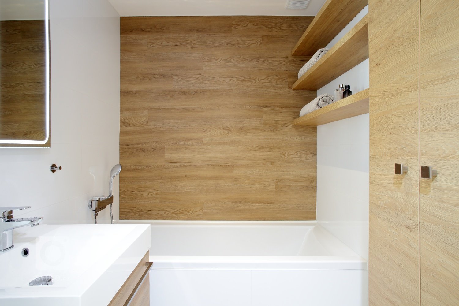 Ze dvou bytů jeden

Interiér panelového bytu s&nbsp;takto velkorysou dispozicí se podařilo vytvořit propojením dvou sousedících bytových jednotek. Majiteli…