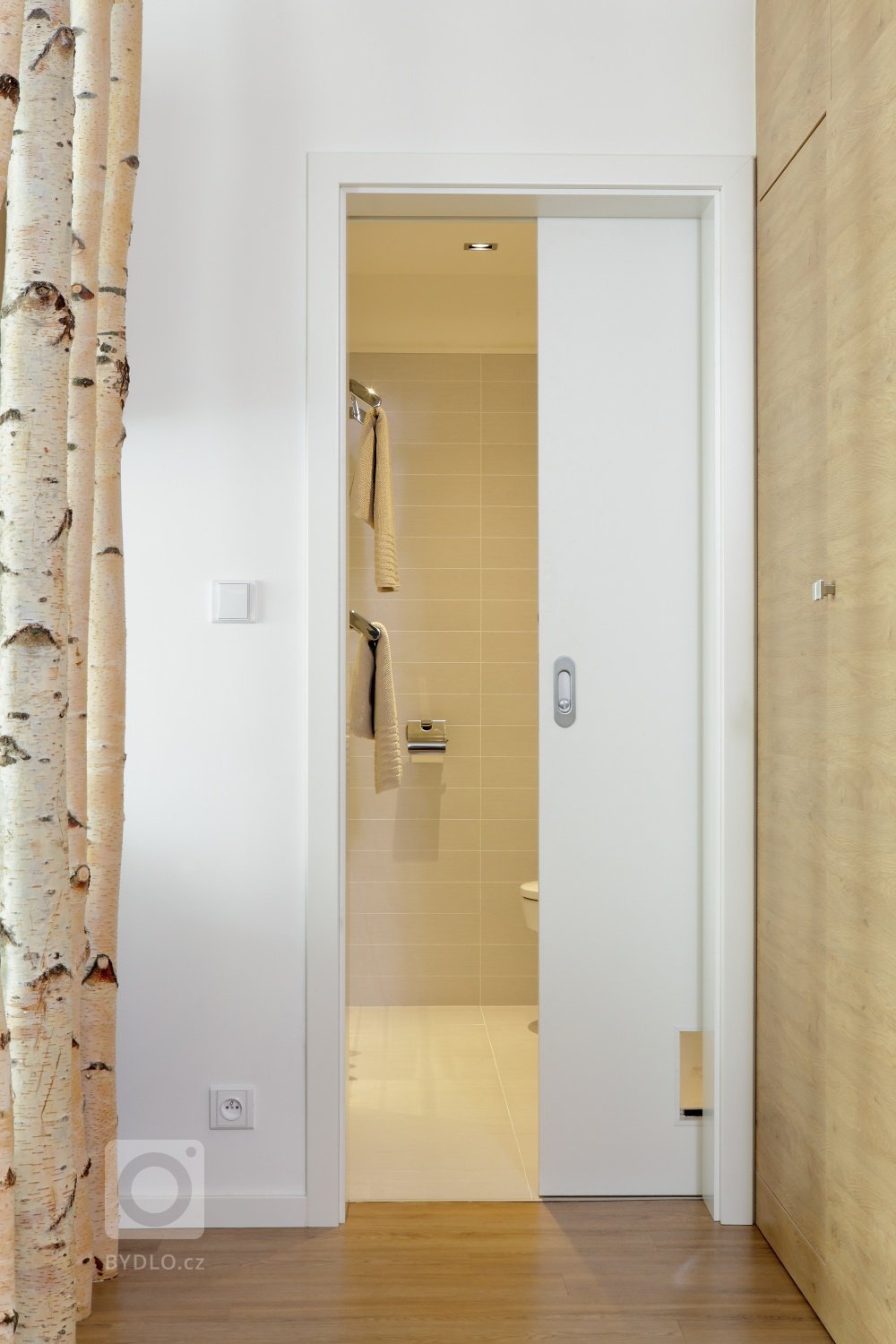 Ze dvou bytů jeden

Interiér panelového bytu s&nbsp;takto velkorysou dispozicí se podařilo vytvořit propojením dvou sousedících bytových jednotek. Majiteli…