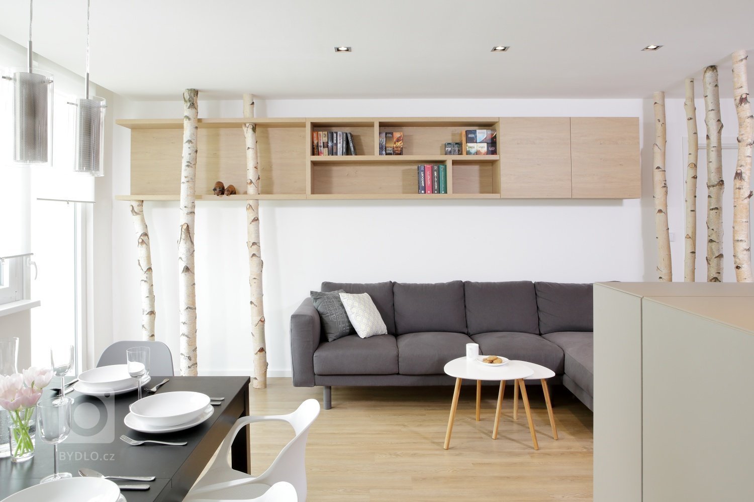 Ze dvou bytů jeden

Interiér panelového bytu s&nbsp;takto velkorysou dispozicí se podařilo vytvořit propojením dvou sousedících bytových jednotek. Majiteli…