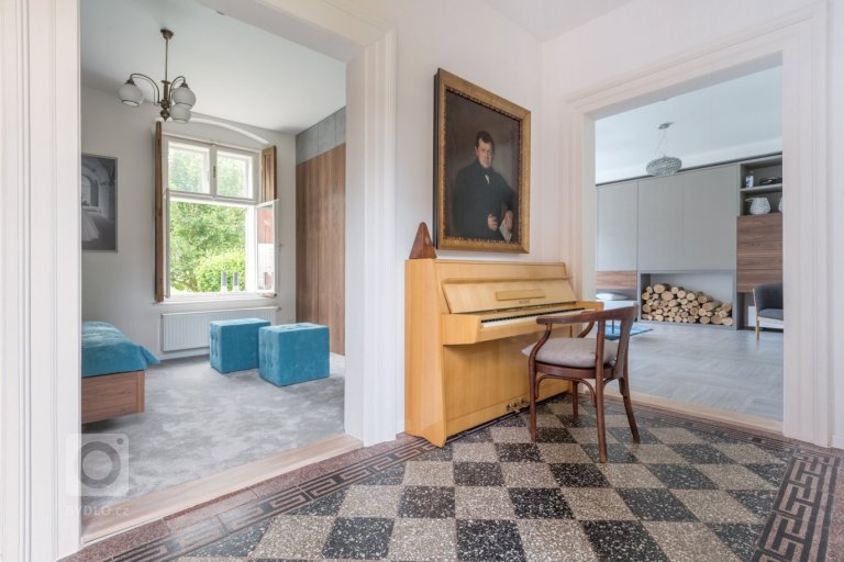 add picture to album