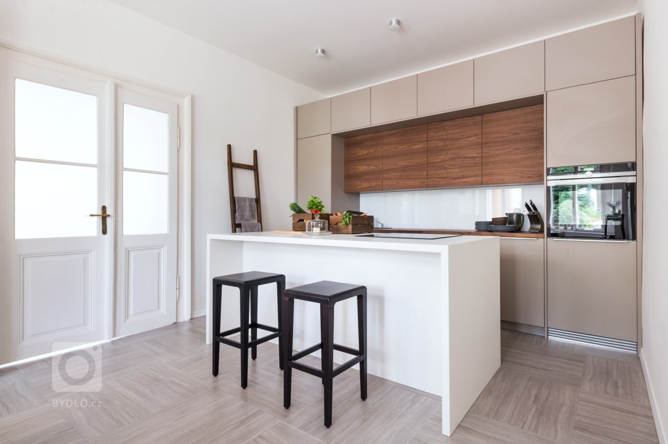 Statek postavený kolem roku 1880 měl typickou podobu české venkovské usedlosti, naším úkolem bylo zhostit se kompletní rekonstrukce interiérů.&nbsp;Požadavkem…