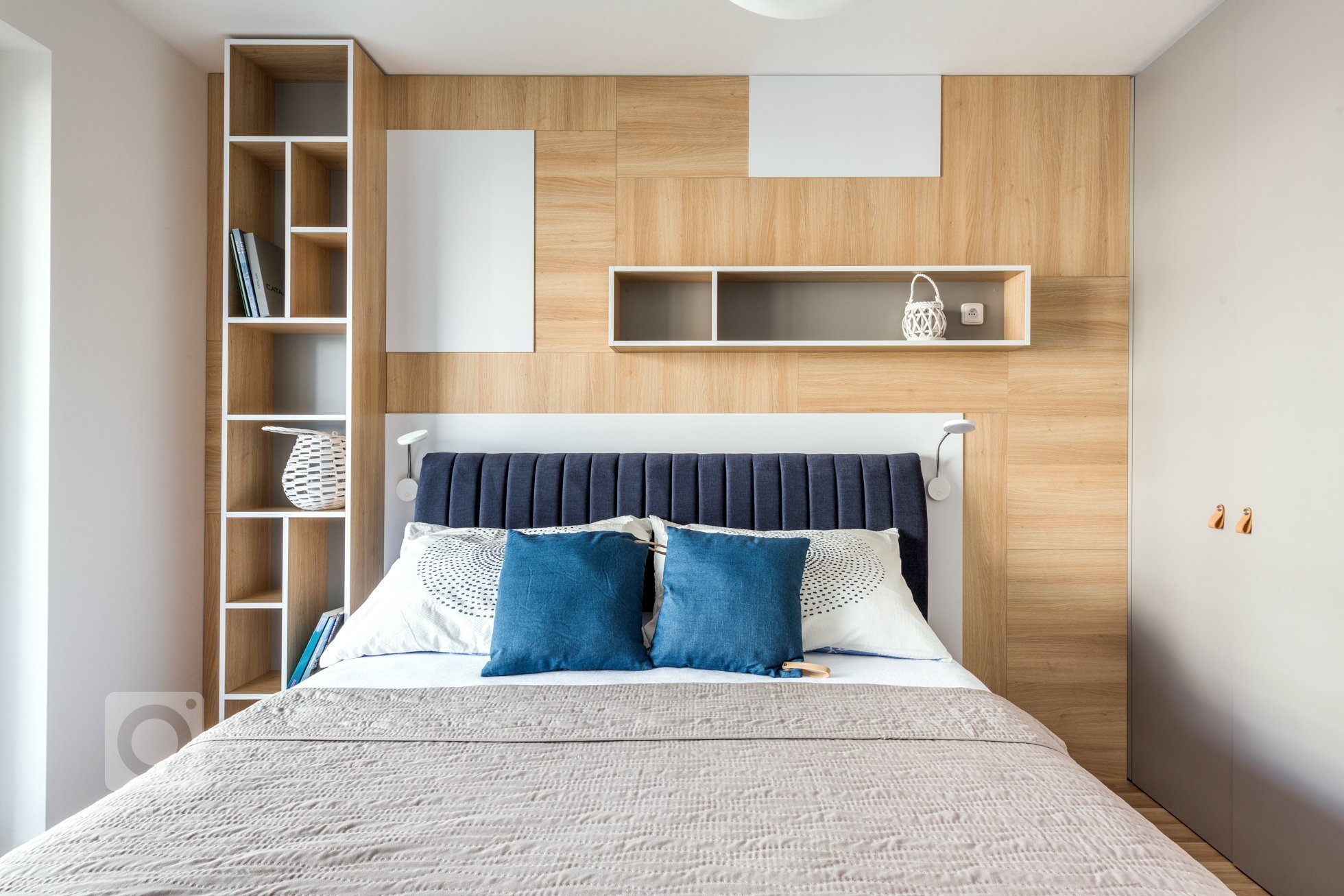 Interiér menšího bytu pro mladý pár je zařízen funkčně a jednoduše, s ohledem na úložné prostory.&nbsp;
