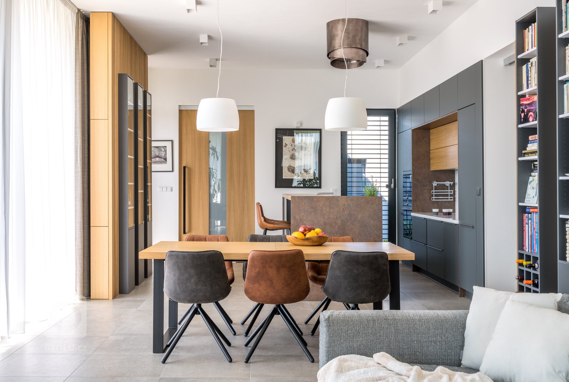 Kuchyňská&nbsp;linka doplněná ostrůvkem, navazuje na prostorný jídelní stůl.&nbsp;

Obývací pokoj doplněný o krb,&nbsp;zajišťuje příjemnou atmosféru.&nbsp;

…