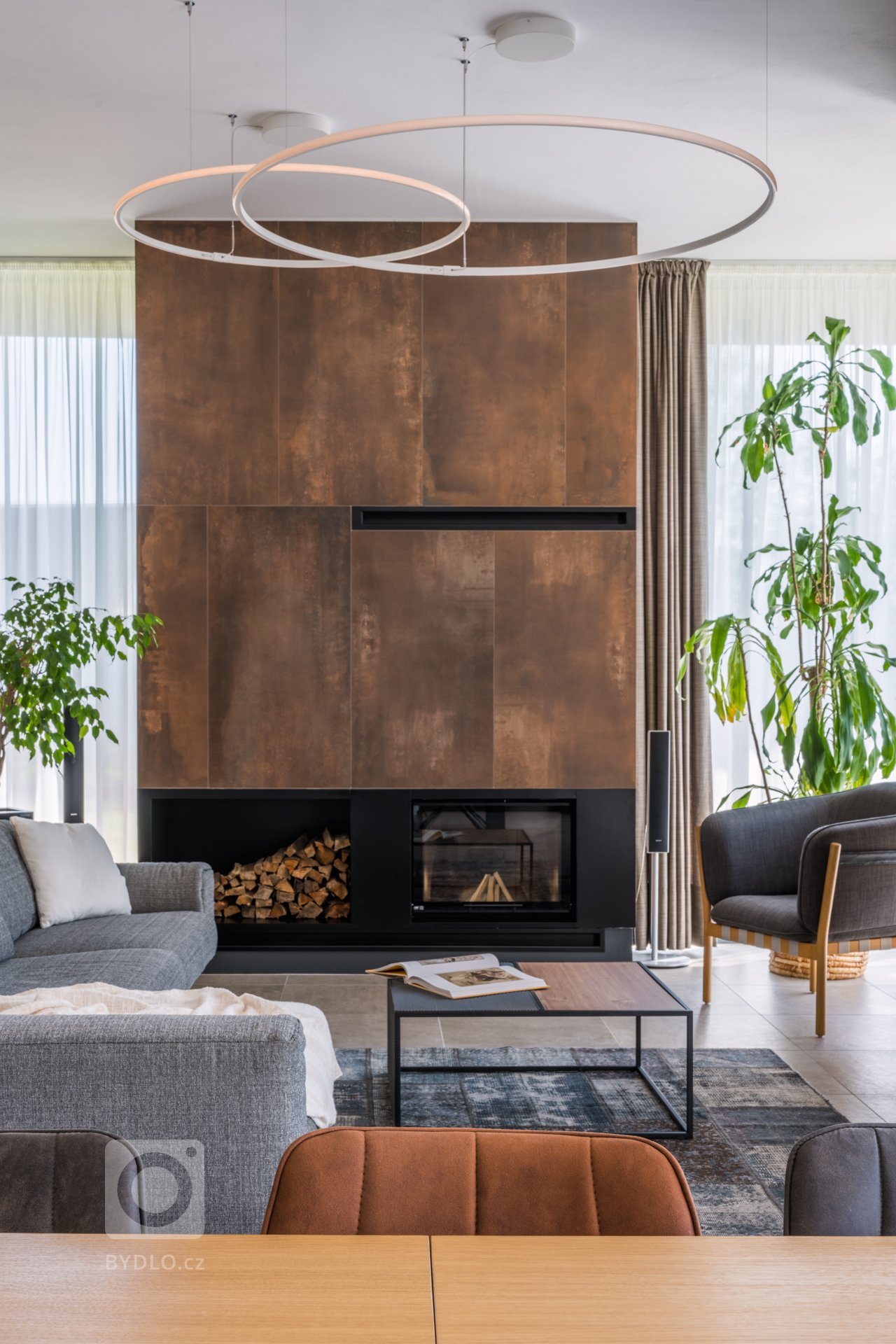 Kuchyňská&nbsp;linka doplněná ostrůvkem, navazuje na prostorný jídelní stůl.&nbsp;

Obývací pokoj doplněný o krb,&nbsp;zajišťuje příjemnou atmosféru.&nbsp;

…