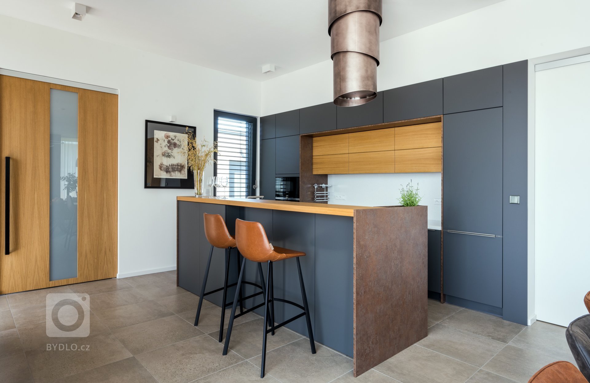 Kuchyňská&nbsp;linka doplněná ostrůvkem, navazuje na prostorný jídelní stůl.&nbsp;

Obývací pokoj doplněný o krb,&nbsp;zajišťuje příjemnou atmosféru.&nbsp;

…