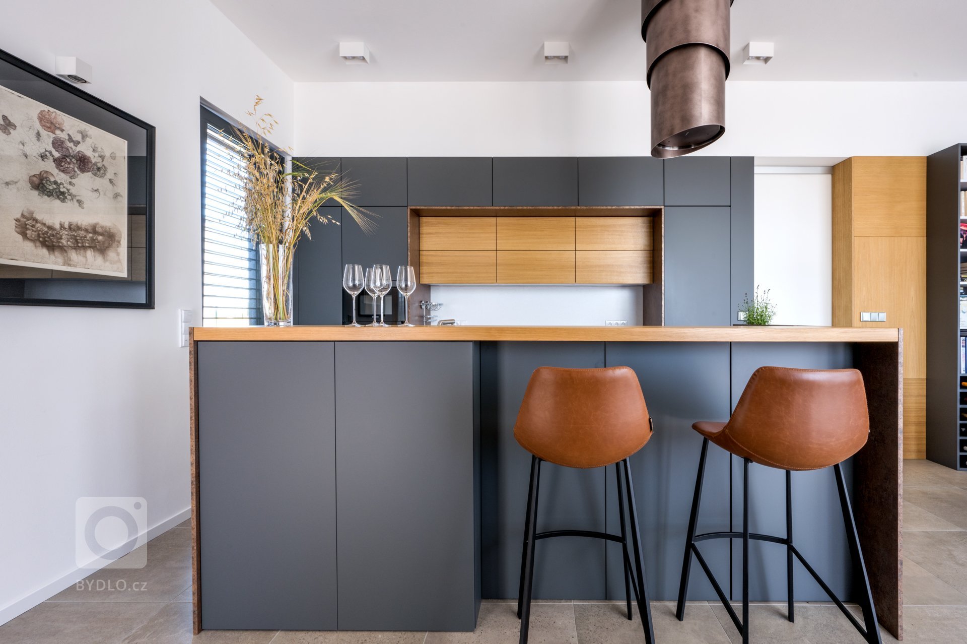 Kuchyňská&nbsp;linka doplněná ostrůvkem, navazuje na prostorný jídelní stůl.&nbsp;

Obývací pokoj doplněný o krb,&nbsp;zajišťuje příjemnou atmosféru.&nbsp;

…