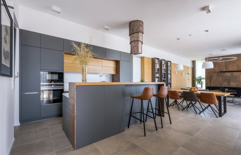 Kuchyňská&nbsp;linka doplněná ostrůvkem, navazuje na prostorný jídelní stůl.&nbsp;

Obývací pokoj doplněný o krb,&nbsp;zajišťuje příjemnou atmosféru.&nbsp;

…