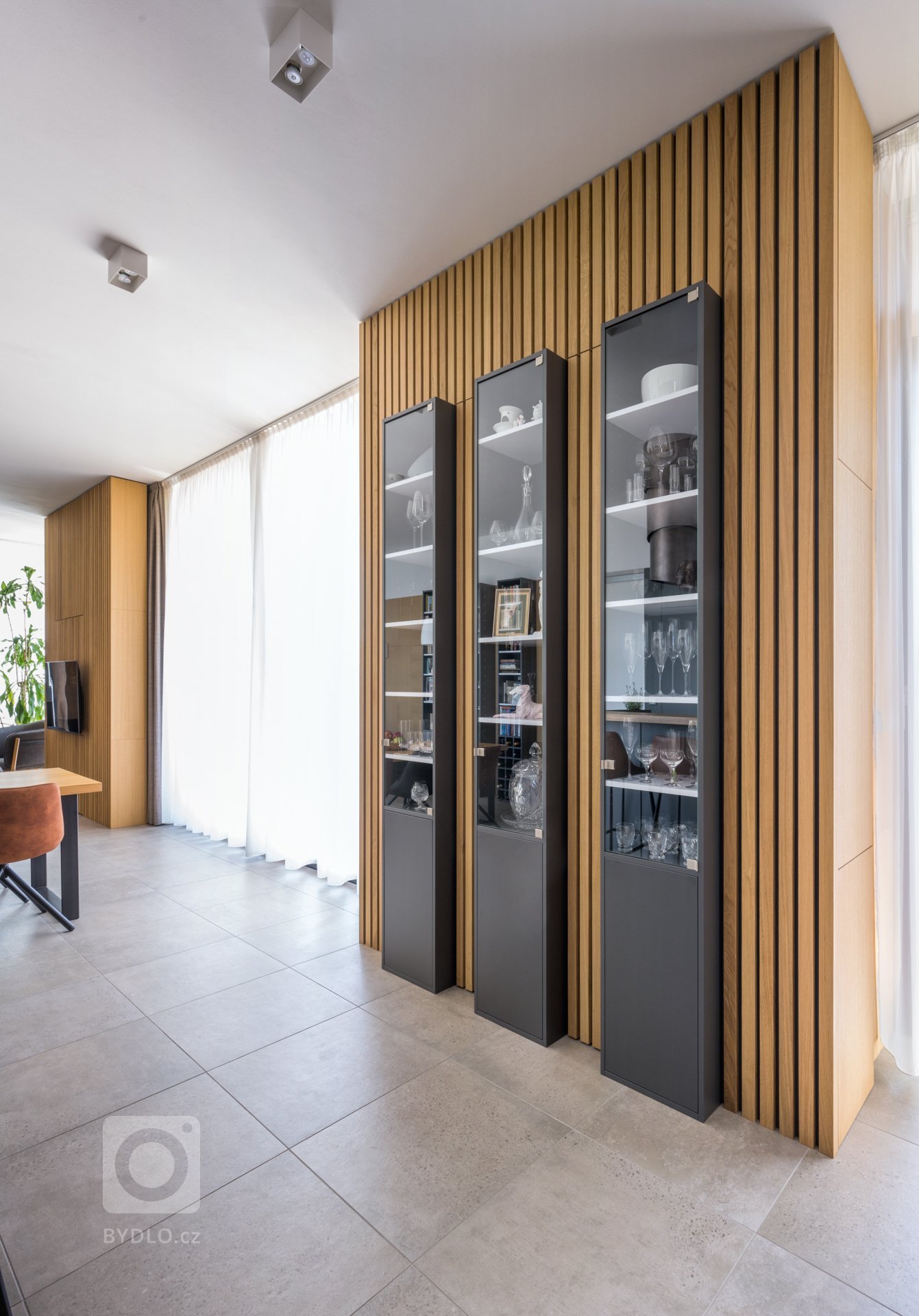 Kuchyňská&nbsp;linka doplněná ostrůvkem, navazuje na prostorný jídelní stůl.&nbsp;

Obývací pokoj doplněný o krb,&nbsp;zajišťuje příjemnou atmosféru.&nbsp;

…