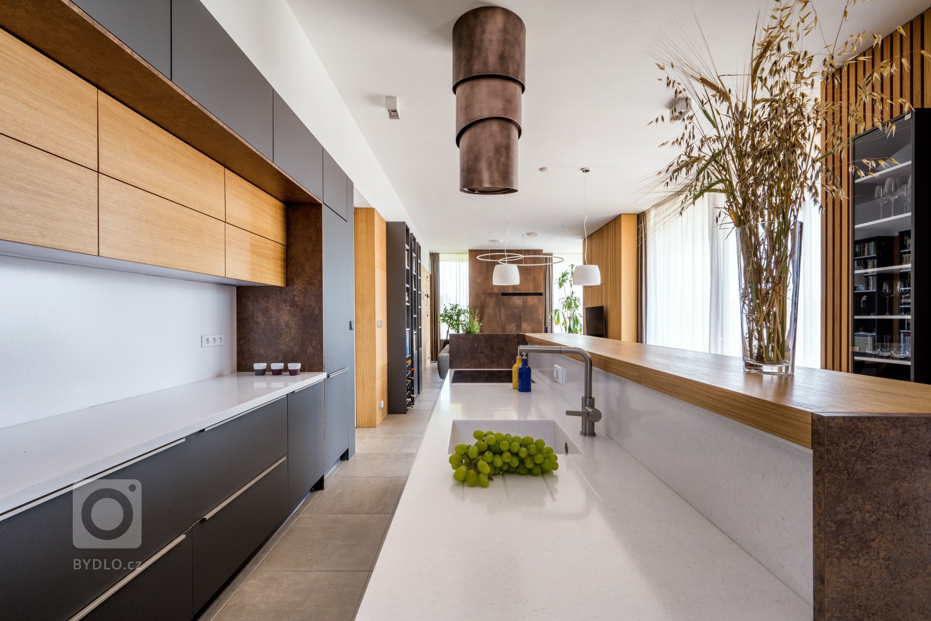 Kuchyňská&nbsp;linka doplněná ostrůvkem, navazuje na prostorný jídelní stůl.&nbsp;

Obývací pokoj doplněný o krb,&nbsp;zajišťuje příjemnou atmosféru.&nbsp;

…