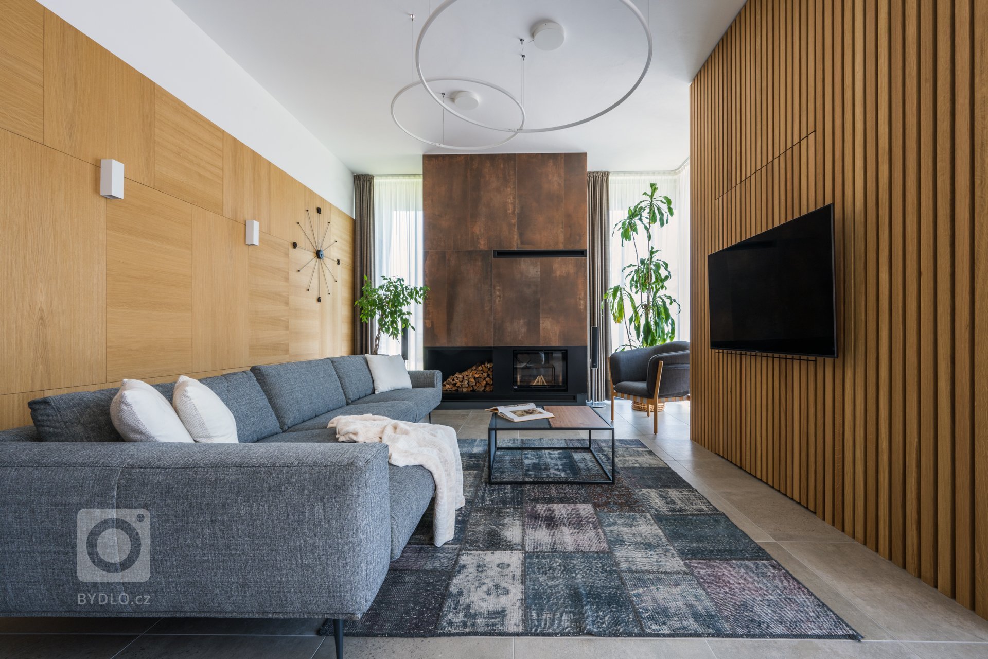 Kuchyňská&nbsp;linka doplněná ostrůvkem, navazuje na prostorný jídelní stůl.&nbsp;

Obývací pokoj doplněný o krb,&nbsp;zajišťuje příjemnou atmosféru.&nbsp;

…