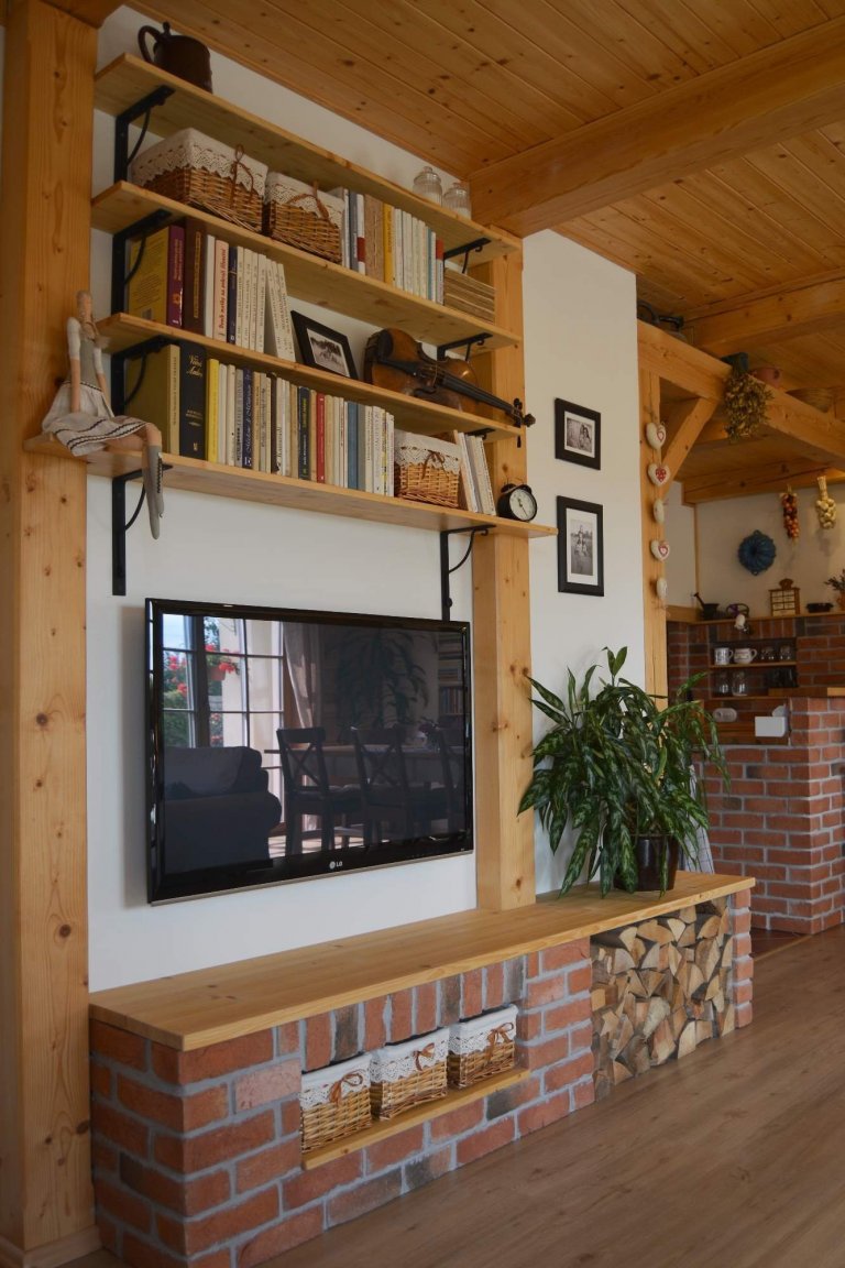 Prostorná rustikální kuchyně s&nbsp;moderními spotřebiči, doplněna památečnými kousky (formy, mlýnky, ošatky atd.) a cihlovým obkladem pro navození požadované…