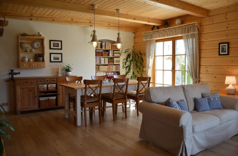 Prostorná rustikální kuchyně s&nbsp;moderními spotřebiči, doplněna památečnými kousky (formy, mlýnky, ošatky atd.) a cihlovým obkladem pro navození požadované…