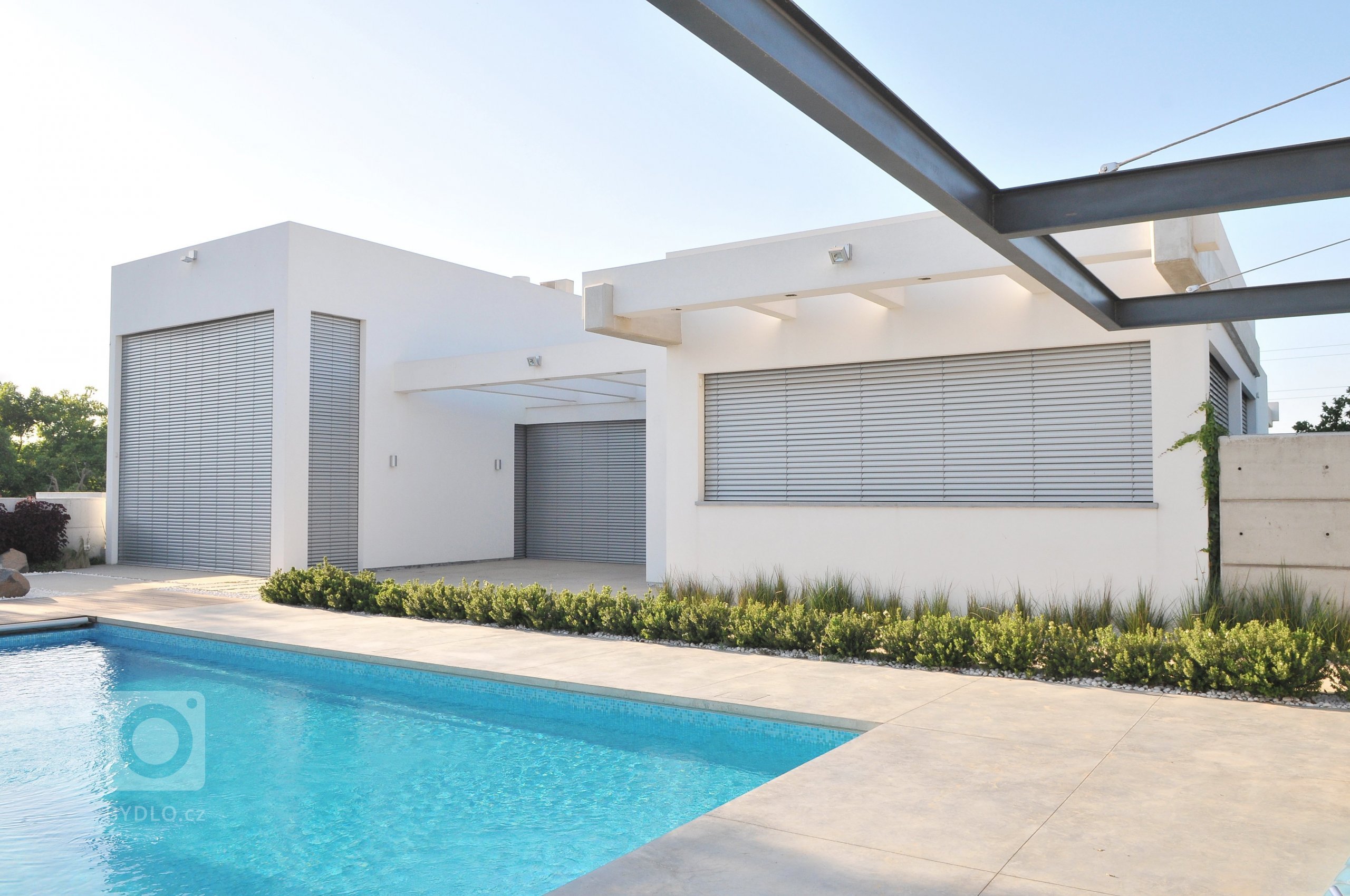 Naše žaluzie bez problému odolají i náročnému podnebí Blízkého východu, kde teploty v létě stoupají i přes 40 &deg;C&nbsp; ☀️&nbsp;Uživatelům rodinného domu v…