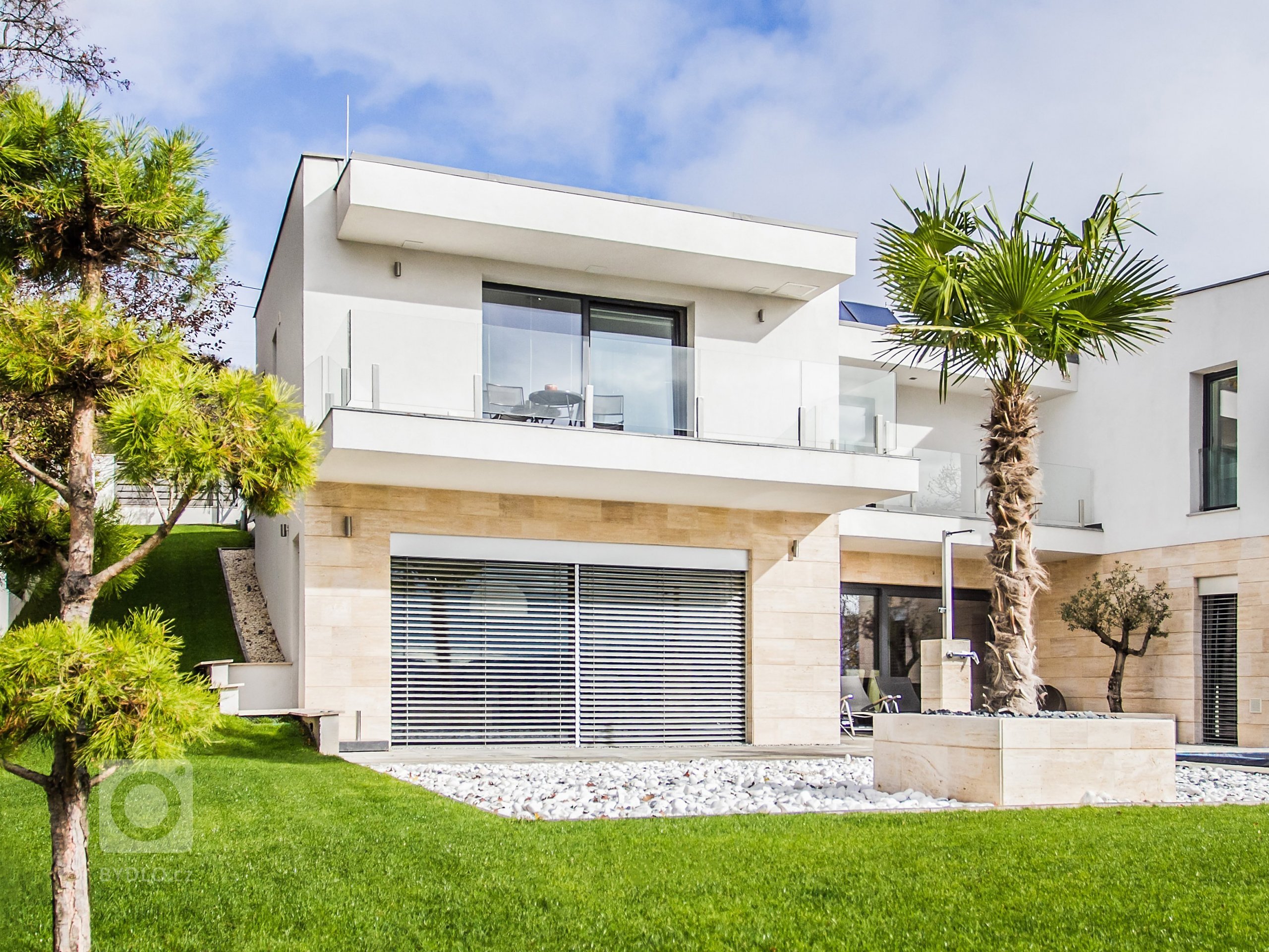 Inspirujte se realizací našich žaluzií na vile nedaleko Budapešti, která by však klidně mohla stát kousek od středomořské pláže. Použité venkovní žaluzie C-80…