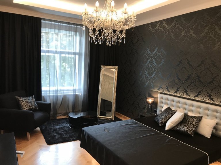 Zde jsme realizovali závěsy a záclony s třpytívými odlesky na přání majitele a doplnili jsme dekoračními polštáři a přehozy přes postel.
