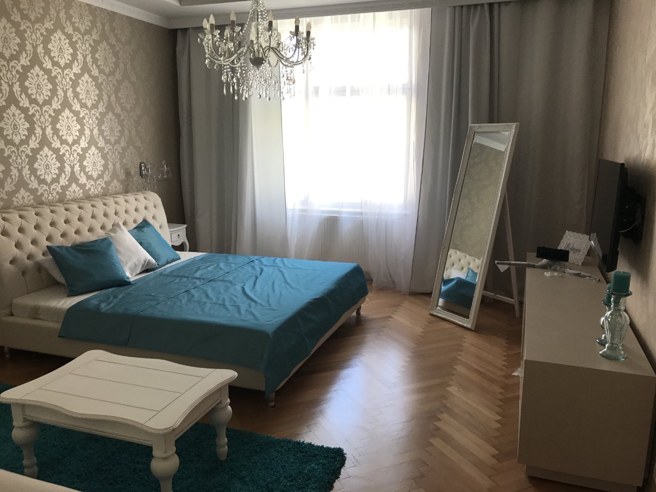 Zde jsme realizovali závěsy a záclony s třpytívými odlesky na přání majitele a doplnili jsme dekoračními polštáři a přehozy přes postel.
