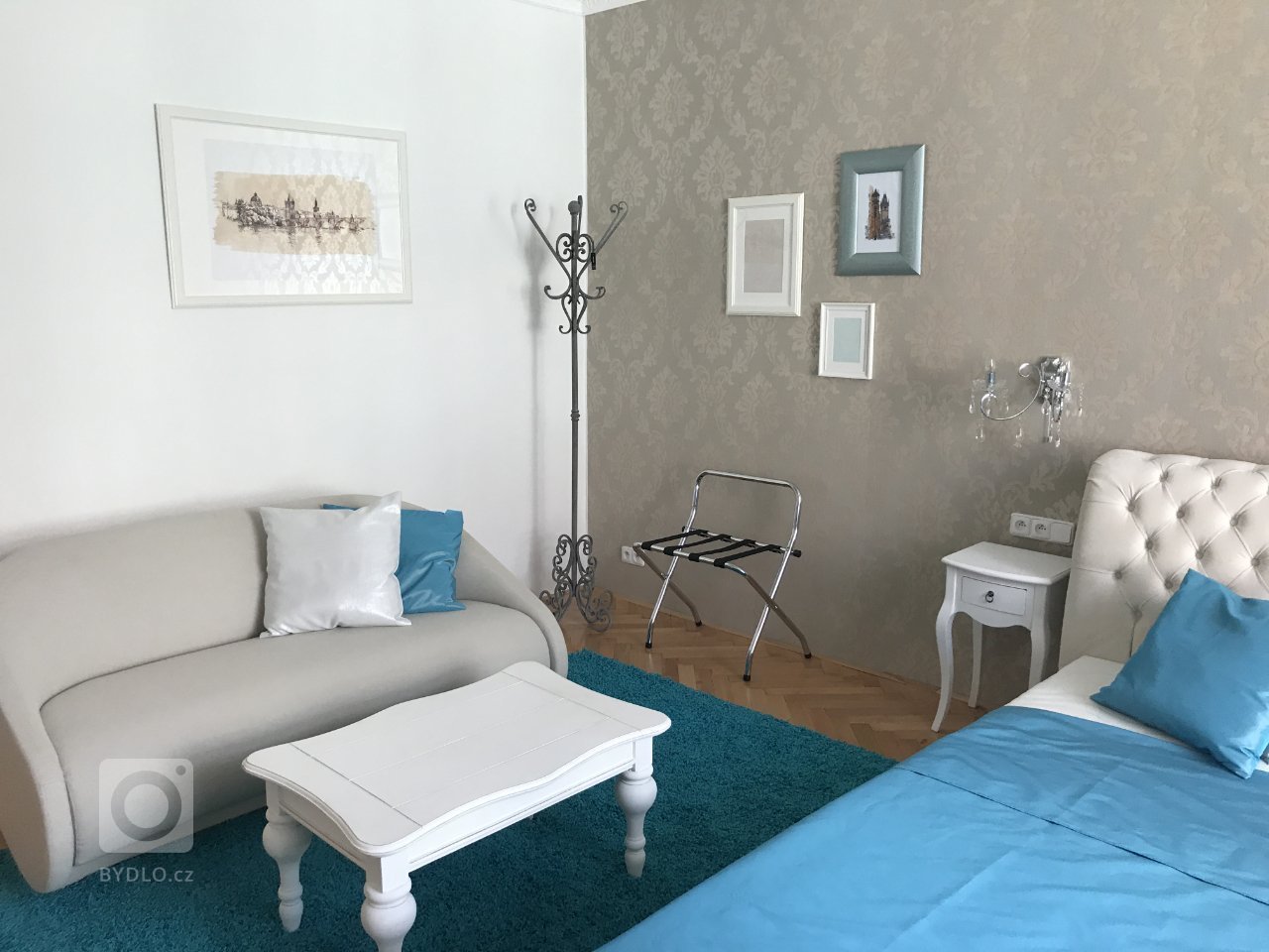 Zde jsme realizovali závěsy a záclony s třpytívými odlesky na přání majitele a doplnili jsme dekoračními polštáři a přehozy přes postel.
