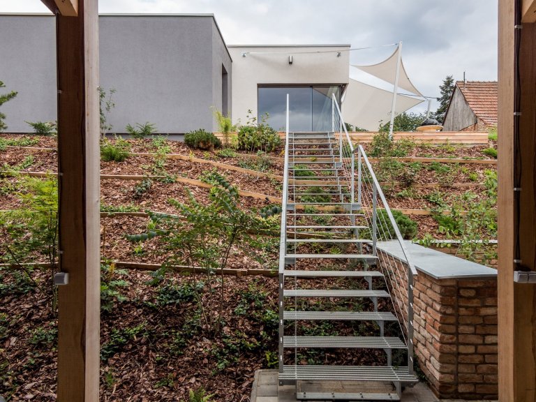 Luxusní ZENHOME u Brna s obřím rohovým prosklením se těší krásným výhledům do okolí. Původně nenápadný pozemek ve staré zástavbě bylo třeba navýšit (posloužila…