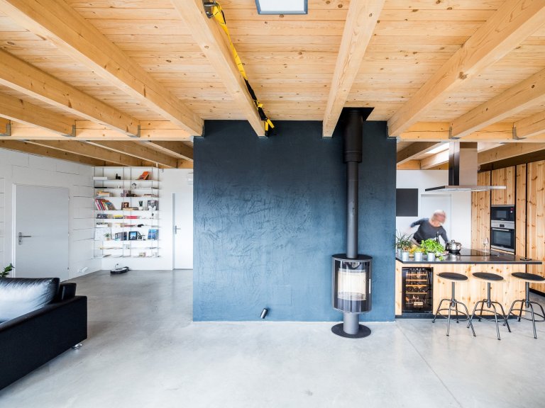 Luxusní ZENHOME u Brna s obřím rohovým prosklením se těší krásným výhledům do okolí. Původně nenápadný pozemek ve staré zástavbě bylo třeba navýšit (posloužila…