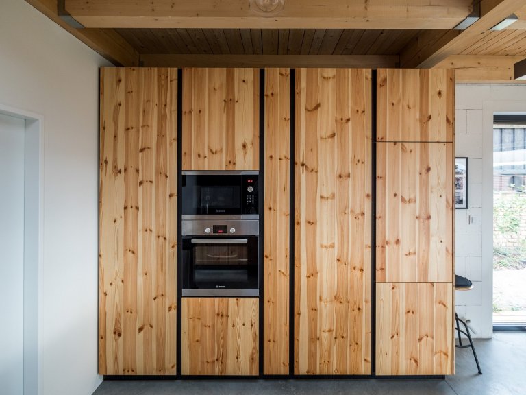 Luxusní ZENHOME u Brna s obřím rohovým prosklením se těší krásným výhledům do okolí. Původně nenápadný pozemek ve staré zástavbě bylo třeba navýšit (posloužila…